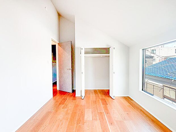 【リビング以外の居室】◇居室◇ 遊びも!勉強も!兄弟仲良く、家族の会話が増える間取りです。居室内はいつも明るい印象で、気持ちの良い朝を迎えられそう。毎日の生活も自然と明るくなりますね。