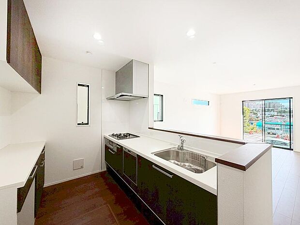 【キッチン】◇キッチン◇  システムキッチンとコーディネイトされたカップボードもあり、収納力も充分です。また側には可動棚付きのパントリーを備え、食品はもちろん、リビングの収納にも役立ちます。