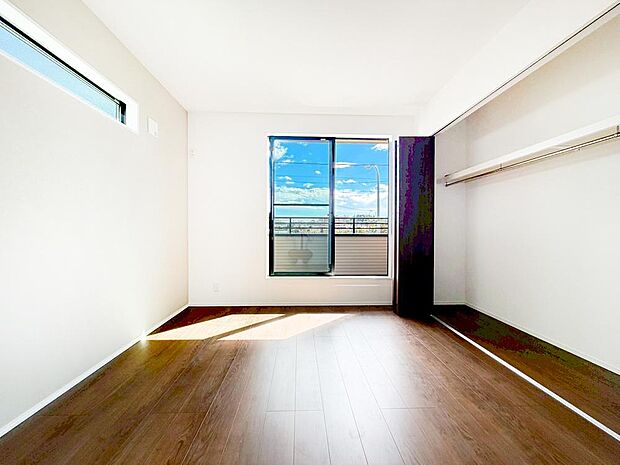 【リビング以外の居室】◇居室◇  収納力が豊富な大型クローゼット。普段着やスーツはもちろん、コート類などもしっかり掛けられます。奥行きもあるので、収納ボックスをそのままクローゼットの中へ。部屋にものが出ずスッキリしますね。