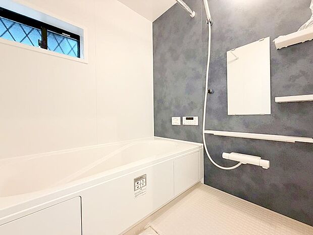 【浴室】◇浴室◇  ゆったりと寛げる広々バス。殆どの方は足を伸ばして入浴することが可能で一日の疲れを癒す貴重なバスタイムです。お子様とご一緒にリビングとは違った家族団欒のひと時をお楽しみ下さい。