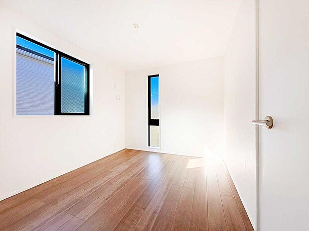 【リビング以外の居室】陽当たりの良さと整った間取りが魅力の洋室。子どもの成長に寄り添い、長く使える快適なプライベート空間です。