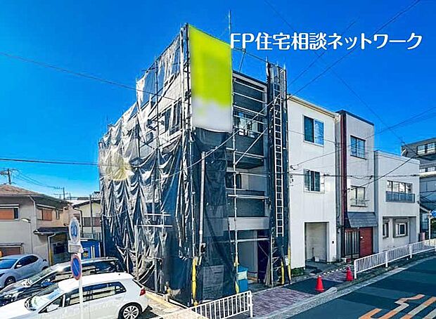 【現地外観写真】まもなく完成予定。外装工事も終盤に入り、完成後の住まいが具体的にイメージできる段階です。現地見学にて実際の雰囲気をご確認いただけます。