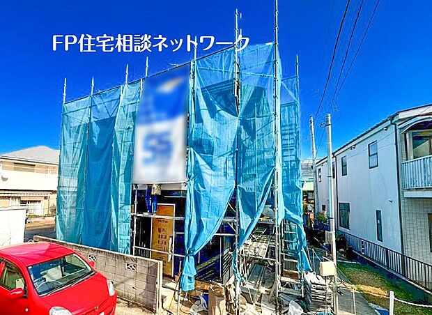 【現地外観写真】深く豊かな緑と爽快な青い空を感じるまさに横浜に暮らす心地よさを存分に堪能いただける邸宅です。グレードの高い設備仕様が標準装備のデザイン住宅で快適で便利な生活をお送り頂けます。