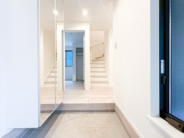 【玄関】玄関収納は家の中に入る時一番最初に目に付く場所だからこだわりたいですよね!明るくスタイリッシュな玄関は、家の雰囲気をそのまま表している家の顔です。