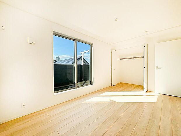 【リビング以外の居室】居室には収納クローゼットを完備!普段使いのお洋服や小物はもちろん、季節物のお洋服などもしっかりと整理整頓おしまい頂けます。居室空間をより広く隅々までお使いいただけますね。