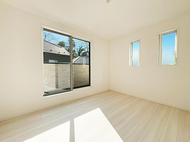 【リビング以外の居室】2面採光でお部屋の隅々まで明るい居室。おひさまの光を、爽やかな風をたっぷりと取り込めます。居室内はいつも明るい印象ですので、気持ちの良い朝を迎えられそう。毎日の生活も自然と明るくなりますね。