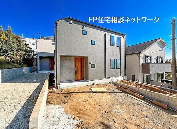 【現地外観写真】駅近の利便性と、開放感ある陽当たりの良さが魅力。毎日の暮らしが快適になる住環境です。