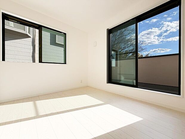 【リビング以外の居室】窓から心地よい光が差し込む、シンプルで美しい洋室。白を基調とした空間が素材感を引き立てる、洗練のデザイナーズ仕様。