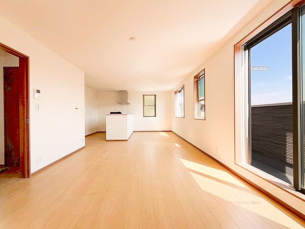 【リビング】20帖の広々ＬＤＫ。導線もしっかりと考えられていて、ダイニングテーブルやソファー、ローテーブル等の家具もしっかりと配置できます。ゆったりとした広さの空間でご家族だんらんの時間をお過ごしください。