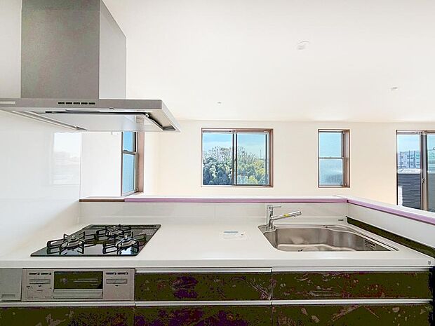 【キッチン】対面式のカウンターキッチンは、出来上がったお料理をカウンターに並べてお子様が運ぶなど、お手伝いの時間も増えそうですね！家族と会話をしながら料理を楽しめ一体感を感じられるキッチン。