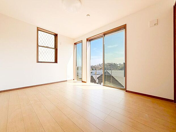 【リビング以外の居室】2面採光でお部屋の隅々まで明るい居室。おひさまの光を、爽やかな風をたっぷりと取り込めます。居室内はいつも明るい印象ですので、気持ちの良い朝を迎えられそう。毎日の生活も自然と明るくなりますね。