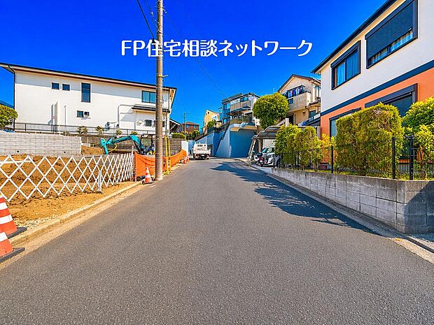 【前面道路含む現地写真】前面道路は閑静な車通りの少ない道路。お車の出し入れが苦手なママや小さなお子様にも安心ですね。駐車スペースも広々しているので楽々駐車できますね!