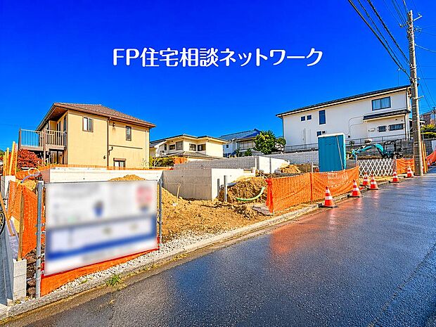 【現地外観写真】開放感のある現地で、前面道路よりも少し高くなっておりますので、プライベート感も保たれます!高くなっている分、日当りや風通しも良く快適な生活が待っています!