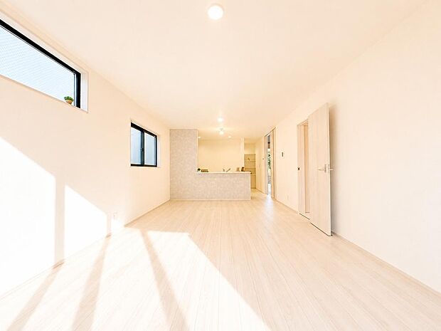 【リビング】家族と過ごす時間を大切にしたい方にぴったりの明るくゆとりある住空間です。南側の窓からの日差しがリビングの隅々までしっかりと届きます!