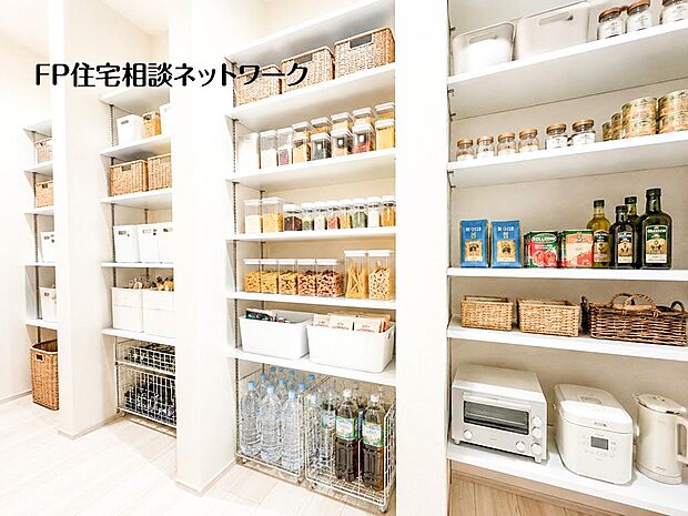 【収納】食品ストックから家電収納までスマートに対応♪生活感を抑えながら機能性を高めた、魅せるパントリー空間。(一部AIにて生成しており、実際に現地に家具・家電・小物等はおかれておりません。)