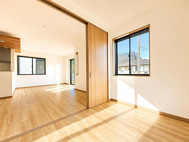 【リビング以外の居室】日差しを長時間受ける事が出来る暖かいお部屋です。もちろんペアガラスなので、遮音性にも優れ結露も発生しにくい構造。サッシ周りのカビが発生しにくくなりますね。