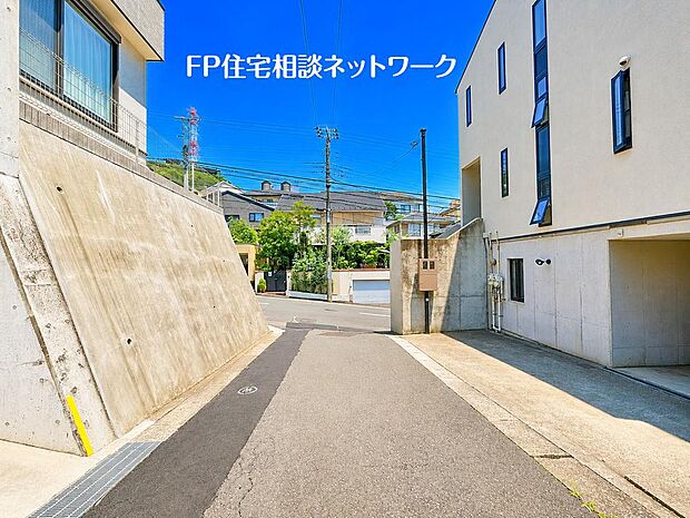 【前面道路含む現地写真】前面道路は閑静な車通りの少ない道路。お車の出し入れが苦手なママや小さなお子様にも安心ですね。しっかり舗装もされているので、ベビーカーや自転車で通っても快適に通行できます。