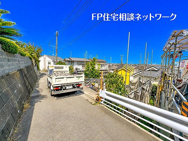 【前面道路含む現地写真】閑静な車通りの車通りの少ない道路。お車の出し入れが苦手なママや小さなお子様にも安心ですね。しっかり舗装もされているので、ベビーカーや自転車で通っても快適に通行できます。