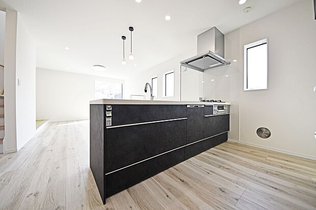 リビングの様子を見ながらお料理が出来る対面キッチン！小さいお子様がいても様子を見ながら家事が出来るので安心です！