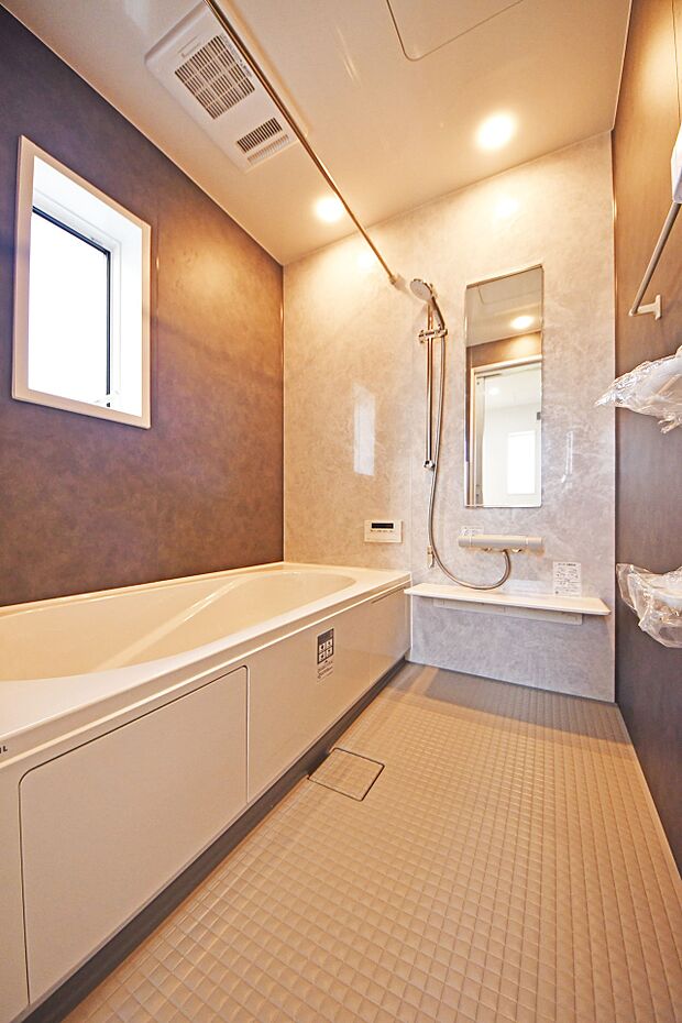 ゆったりと足を伸ばして入れるお風呂で、1日の疲れを癒していただけます。お掃除のしやすい窓も設置しています。