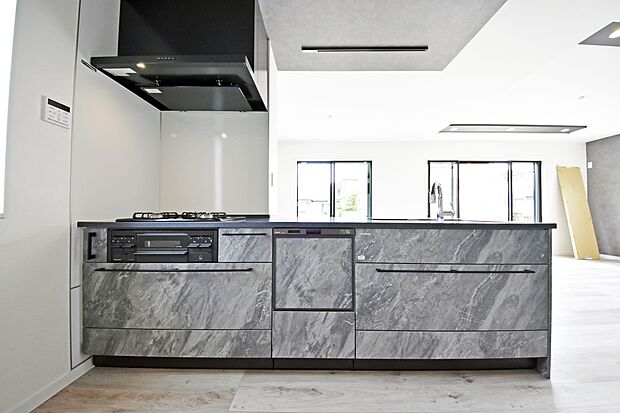 毎日使うキッチン周りが綺麗で清潔に保たれていると、お料理を作るのも楽しくなりますよね。機能性とデザイン性を持たせたキッチンで気持ちよくお料理が出来そうです。