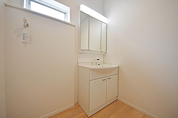 三面鏡の洗面化粧台で、朝のセットもラクラクです♪ 場所を取らない大きさにもかかわらず、収納力が豊富で助かりますね!(8号棟)