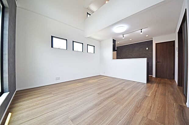 豊かな光が照らすこの場所は、たわいもない会話を楽しみ、ゆったりとした時間を過ごす場所。家族の日常が刻まれる大切な空間です。(1号棟)