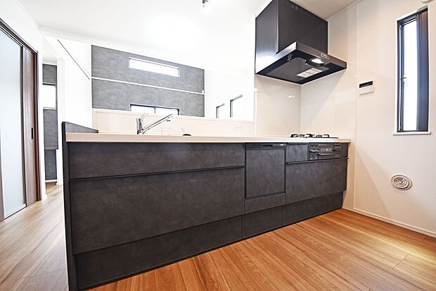 毎日使うキッチン周りが綺麗で清潔に保たれていると、お料理を作るのも楽しくなりますよね。機能性とデザイン性を持たせたキッチンで気持ちよくお料理が出来そうです。(1号棟)