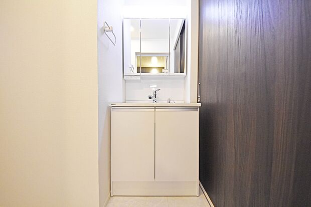 ゆとりの洗面スペースで朝の身支度も快適スムーズに。髪のセットやお化粧もストレスなくこなせ、朝から気分良く通勤通学に向かえそうですね！（３号棟）