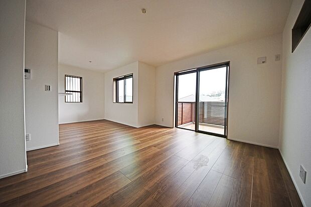 オープンでのびやかな空間を生み出す、こだわりの広がりとゆとり。家族と過ごす時間を大切にしたい方にぴったりの明るくゆとりある住空間です。(2号棟)