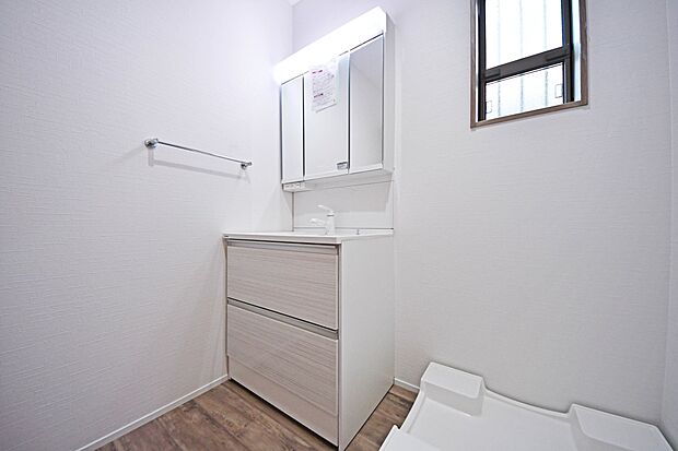 三面鏡の洗面化粧台で、朝のセットもラクラクです♪ 場所を取らない大きさにもかかわらず、収納力が豊富で助かりますね!(2号棟)