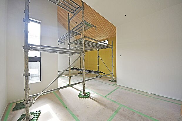 豊かな光が照らすこの場所は、たわいもない会話を楽しみ、ゆったりとした時間を過ごす場所。家族の日常が刻まれる大切な空間です。（３号棟）