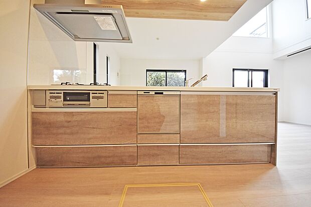 リビングの様子を見ながらお料理が出来る対面キッチン！小さいお子様がいても様子を見ながら家事が出来るので安心です！（３号棟）