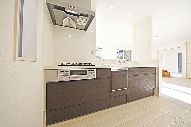 リビングの様子を見ながらお料理が出来る対面キッチン!小さいお子様がいても様子を見ながら家事が出来るので安心です!(2号棟)