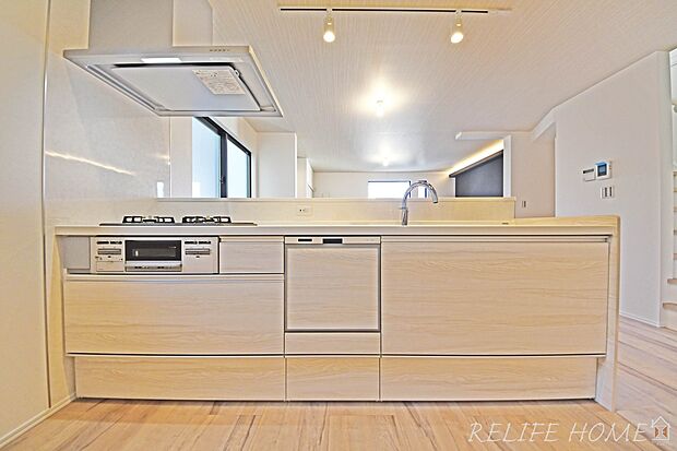 リビングの様子を見ながらお料理が出来る対面キッチン!小さいお子様がいても様子を見ながら家事が出来るので安心です!(3号棟)