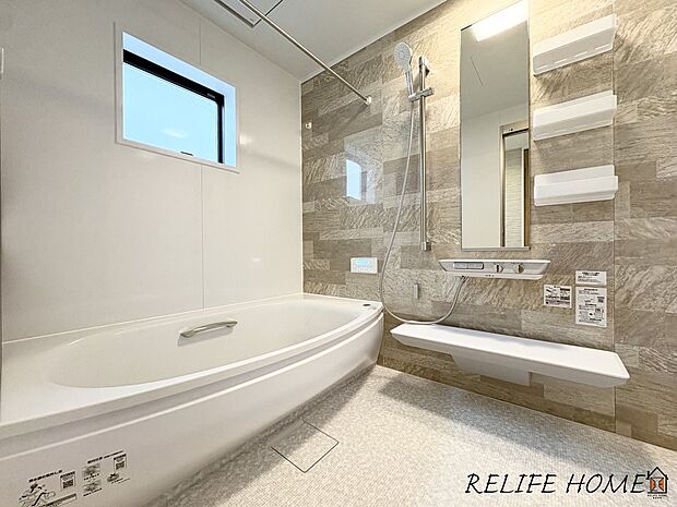 ■Bath Room■  一日の疲れを癒す場として、ゆったりと足を伸ばしてくつろげる綺麗で清潔感のある色味の浴室。（２号棟）