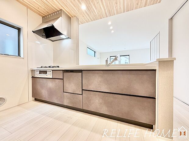 ■System kitchen■ 対面式キッチンは空間につながりを生み、来客時にお友達と会話しながらお料理や片付けができて楽しく過ごせます。