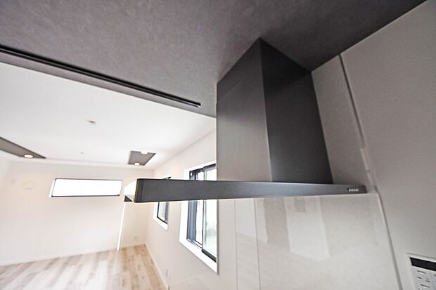 【レンジフード】キッチンにはオシャレなレンジフード♪見た目がスタイリッシュで、稼働時の音も静かです。 ダクトを通して換気するため、外気のホコリや騒音も遮断できます。 （C号棟）