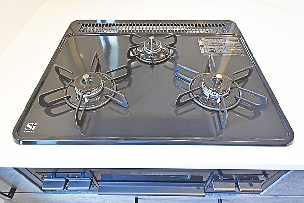 【三ツ口ガスコンロ】料理の幅を拡げてくれる三口コンロ。ワイドなカウンターで、将来お子様と一緒にお料理をするときも重宝します♪