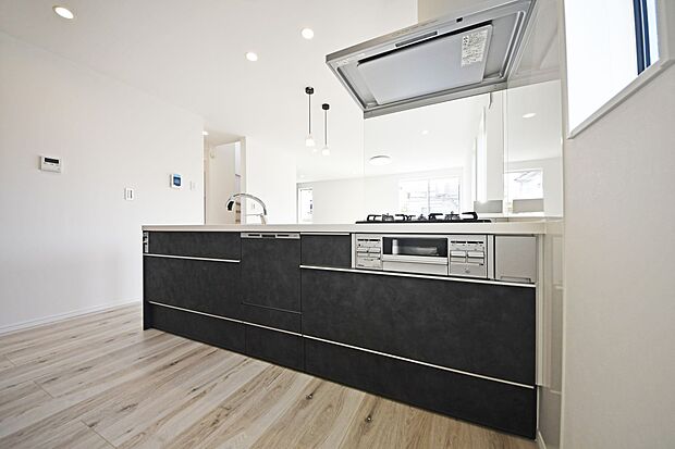 【キッチン】リビングの様子を見ながらお料理が出来る対面キッチン！小さいお子様がいても様子を見ながら家事が出来るので安心です！