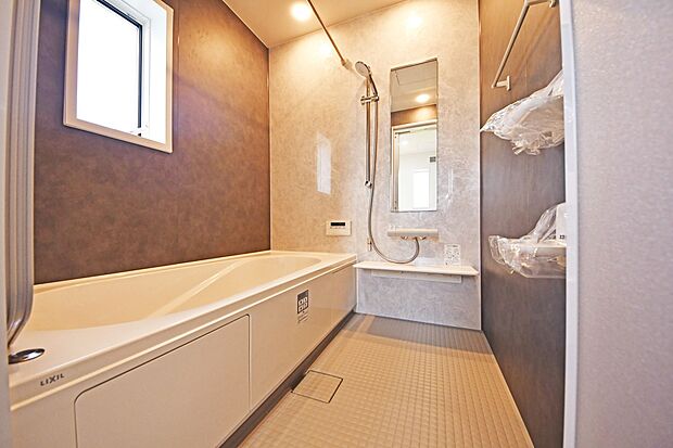 【浴室】１坪タイプのユニットバス！足が伸ばせるのでゆっくり湯船に浸かれ、一日の疲れを癒します。浴室換気乾燥機付きで、入浴後の湿気もしっかり逃がします。
