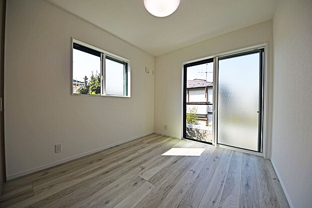 【リビング以外の居室】住まう方自身でカスタマイズして頂けるようにシンプルにデザインされた室内。自由度が高いので家具やレイアウトでお好みの空間を創り上げられます。