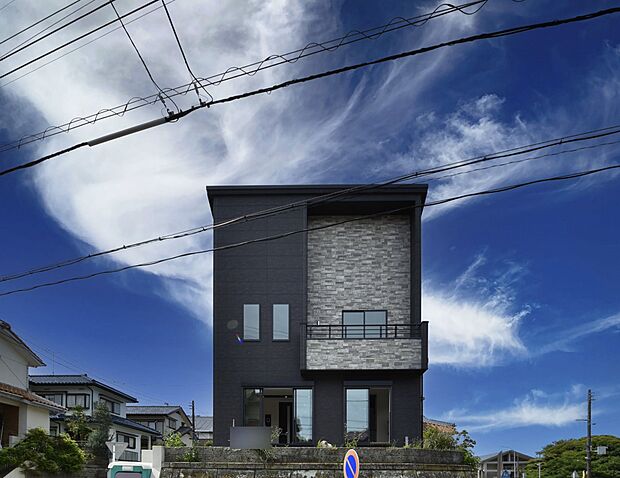 【現地外観写真】物件の陽当りや通風・仕様設備やお部屋の大きさの比較、近隣・周辺環境や街並みなど、資料には掲載していない情報が現地にはたくさんあります。 是非現地をご確認ください♪