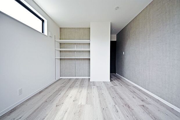 【リビング以外の居室】住まう方自身でカスタマイズして頂けるようにシンプルにデザインされた室内。自由度が高いので家具やレイアウトでお好みの空間を創り上げられます。