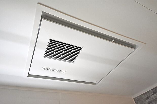 【浴室暖房換気乾燥機】換気機能によってバスルーム内のカビの発生を抑制できるのに加え、夜間や雨の日の洗濯物の乾燥に便利な乾燥機能も装備。さらに、暖房機能も備えているので、冬の寒い時期には入浴前に予備暖房をすることも可能♪