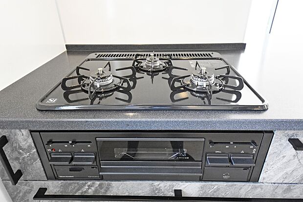 【3口ガスコンロ】大きなシステムキッチンには三口コンロが標準装備♪調理をしながら作り置きしていた料理を温め直すときや、ちょっとした一品を加えたいときなどに3口目があると大変便利です。