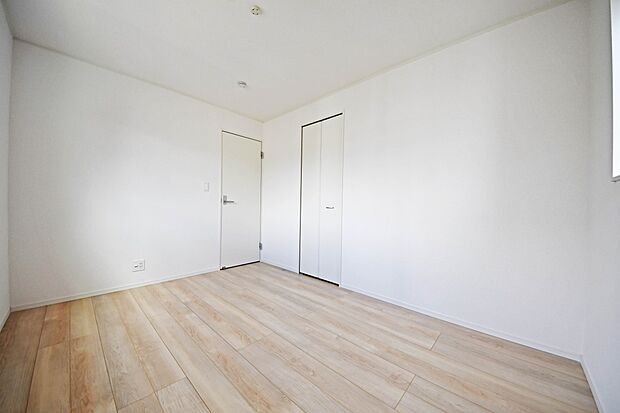 【リビング以外の居室】2面採光で太陽の光がたくさん差し込む洋室です!クローゼットも完備しておりますので収納にも困りません!(8号棟)