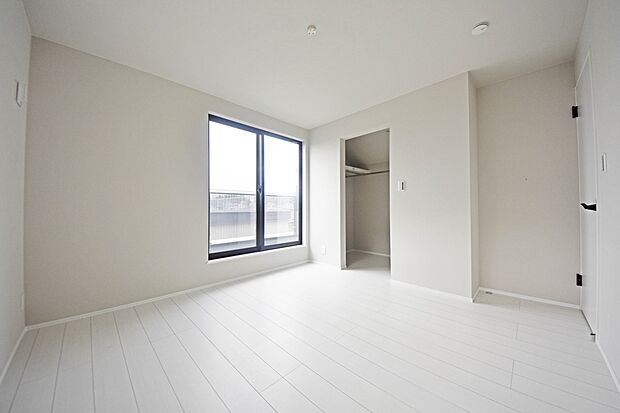 【リビング以外の居室】1日の疲れを癒し、心地よく寛げるようゆったりとした広さを確保しています。落ち着いた雰囲気でおくつろぎいただけます♪（2号棟）