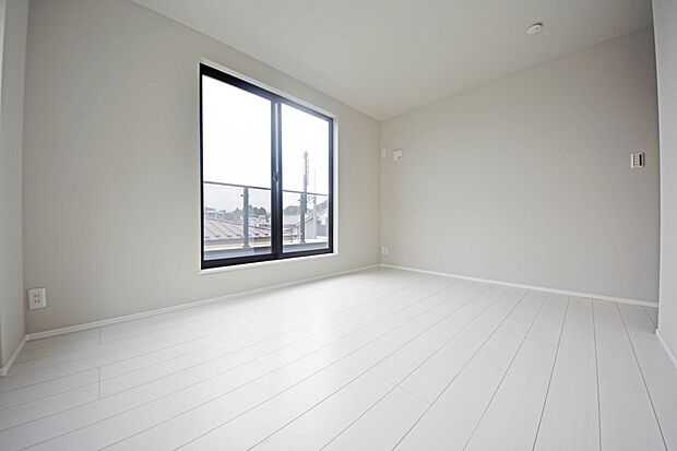 【リビング以外の居室】1日の疲れを癒し、心地よく寛げるようゆったりとした広さを確保しています。落ち着いた雰囲気でおくつろぎいただけます♪（1号棟）