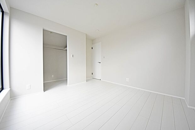 【リビング以外の居室】住まう方自身でカスタマイズして頂けるようにシンプルにデザインされた室内。自由度が高いので家具やレイアウトでお好みの空間ができます。（2号棟）